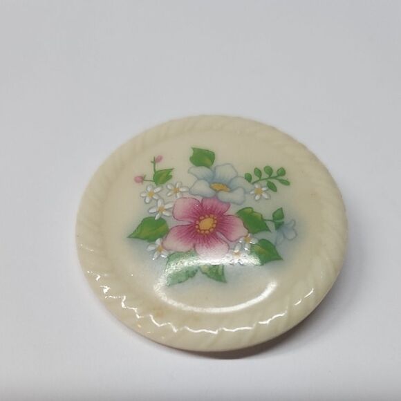 Vintage 1984 Avon Brooch Spring Flowers Round - Picture 1 of 3